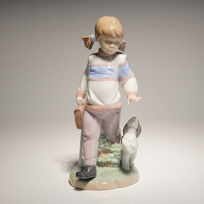 Lladro Porcelain Figurine Thursday's Child 01006018. This Lladro glazed porcelain figurine 