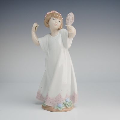 Lladro Porcelain Figurine Delightful Girl with Mirror 6806. A Lladro porcelain figurine, model 