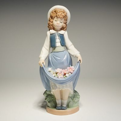 Nao by Lladro Porcelain Figurine The School Girl Number 1005. The figure depicts a young girl 