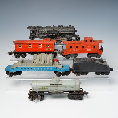 6pc Vintage Lionel O Gauge Model Train Cars and Locomotive. A collection of six vintage O gauge 