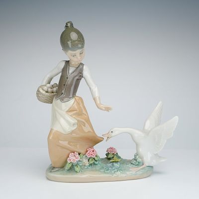 Lladro Porcelain Figurine, Aggressive Goose 01001288. This glazed porcelain figurine is produced 