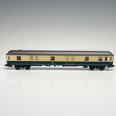 Roco HO Scale Passenger Car Model 4259. This Roco HO scale model 4259 features a detailed 