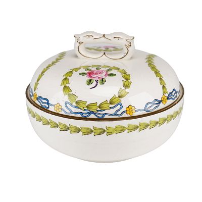 Wedgwood Lidded Sauce Tureen, Silhouette Pattern. A circular lidded sauce tureen manufactured by 