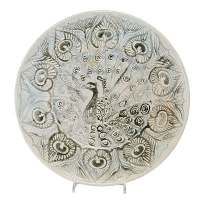Wedgwood Porcelain Peacock Pattern Plate. This Wedgwood porcelain plate is decorated in the 