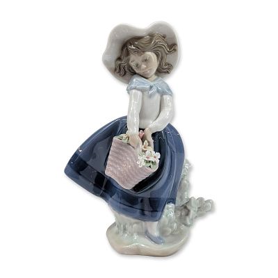 Lladro Porcelain Figurine Pretty Pickings. Lladro (Spain) glossy porcelain figurine titled 
