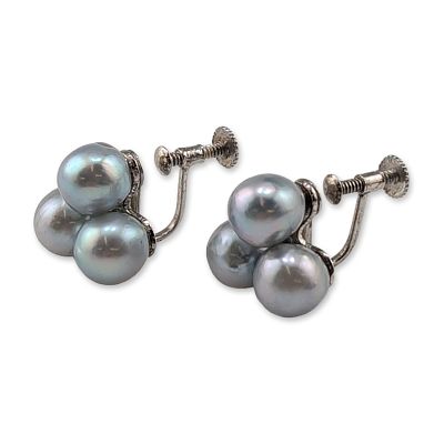 Pair of Silver Gray Pearl Screw-Back Earrings. Vintage. Pair of screw-back earrings in silver 