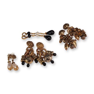 4 Pairs of Vintage Costume Jewelry Earrings in Gold-Tone Metal and Mixed Media. An assortment 