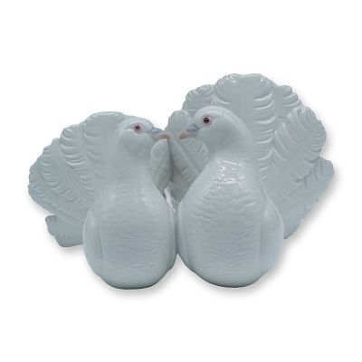 Lladro Porcelain Figurine, Couple of Doves 1001169. Lladro porcelain figurine titled Couple of 