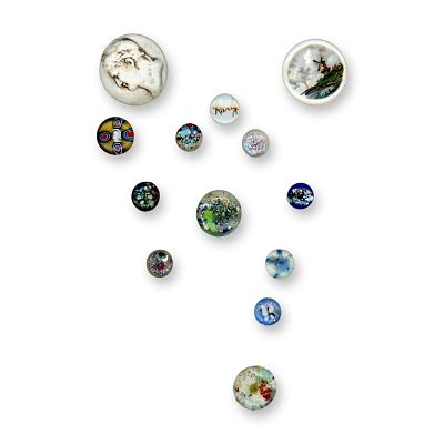 A CARD OF STUDIO ARTIST BUTTONS. 13 S/M/L 20th century Theresa Rarig studio buttons. Theresea 