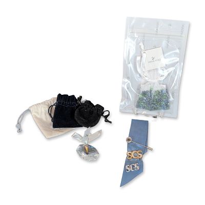 5pc Swarovski Crystal Society SCS Pins and Crystals. Collection of memorabilia and jewelry 