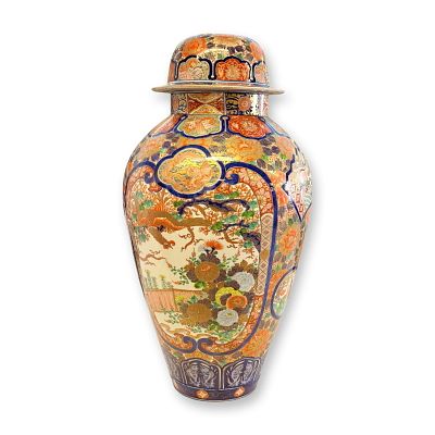 Large Japanese Imari Porclain Covered Vase, Phoenix & Floral Design. Large Japanese Imari 
