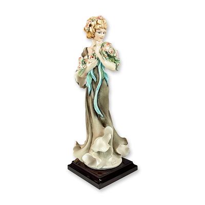Capodimonte Giuseppe Armani Figurine, Girl with Roses. Matte finished figurine modeled as woman 