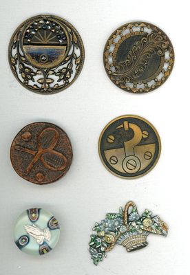 A SMALL CARD OF DIVISION 1 & 3 OBJECT BUTTONS. 6 Medium/Large 19th to 20th century assorted 