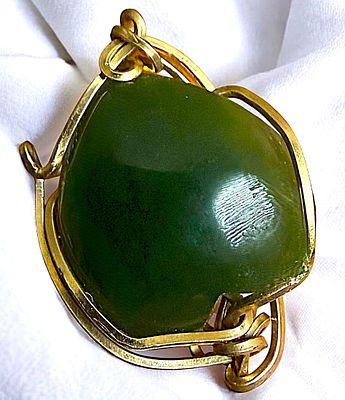 A DIVISION THREE GEMSTONE SET IN GOLD. A Medium 20th century hand crafted twist setting. From 