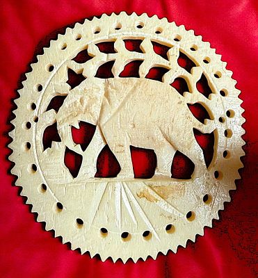 A DIVISION THREE PIERCED & CARVED ANIMAL BUTTON. 1 Large 1950's hand carved button from the 