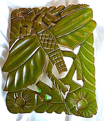 A DIVISION THREE BAKELITE PICTORIAL BUCKLE. 1 VERY LARGE 1940's thick carved example of a 