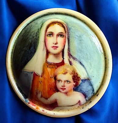 A DIVISION THREE HAND PAINTED PICTORIAL BUTTON. 1 Large medium 1950's button from the Motiwala 
