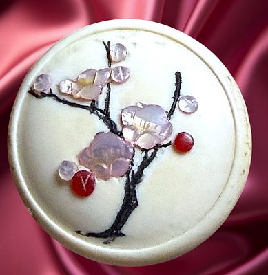 A DIVISION ONE JAPANESE SHIBAYAMA BUTTON. 1 Medium size 19th century inlay floral example. These 