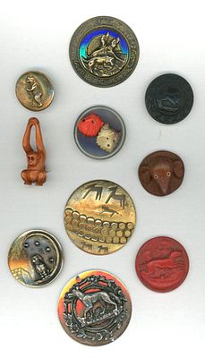 A SMALL CARD OF DIVISION 1 & 3 ASSORTED ANIMAL BUTTONS. 10 Medium/Large 19th to 20th century 