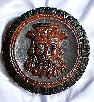 A DIVISION ONE GLASS PICTORIAL BUTTON. 1 Large 19th century three heads chocolate glass example. 
