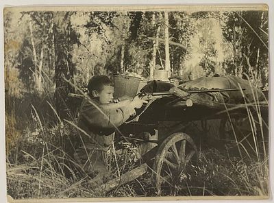 Фото. Мальчик с винтовкой. 1940-е гг. Размер: 17,5 х 23,5 см.