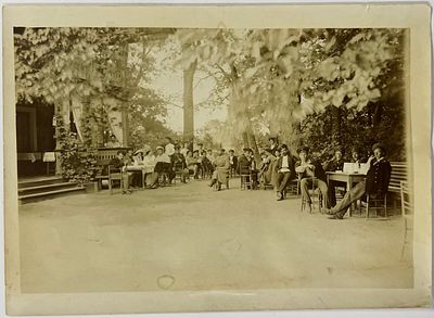 Фото. Отдыхающие в парке. Нач. ХХ в. Размер: 12,5 х 18 см.