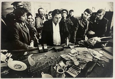 Фотогр. В. Веленгурина. Ю. И. Петрович дает показания по изъятию у него наркотиков и ценных 