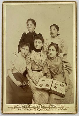 Фото. "Подруги". Кабинет-портрет. Нач. ХХ в. Размер: 14,5 х 9,7 см. Фото в хорошем состоянии. 