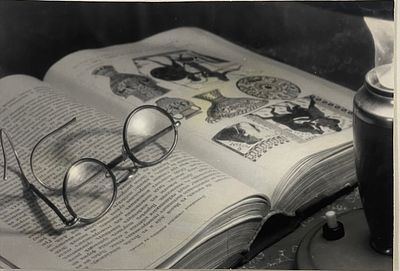 Фотогр. Грачев Г. С. Книга и очки. Фото. Серед. ХХ в. Размер: 14 х 20,5 см. Фото в хорошем 