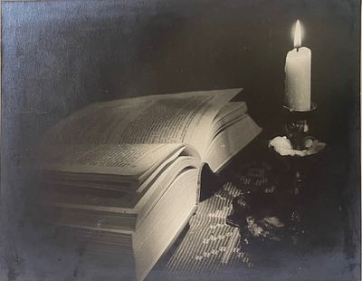 Фотогр. Грачев Г. С. Книга и свеча. Фото. Серед. ХХ в. Размер: 22,3 х 28,5 см. Фото в хорошем 