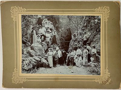 Фотогр. Кукулевич Е. Групповое фото в гроте. Ялта. 1909 г. Размер: 17 х 23 см. Фото в хорошем 