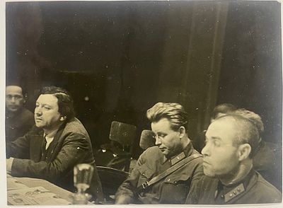 [Из собрания Г. Серого] Фото. Исаак Бродский в президиуме газеты "Красная звезда". Размер: 14 х 