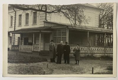 [Из собрания семьи В. Успенского] Фото. В. Успенский и неизвестные в Ясной поляне. 1953 г. 