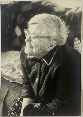 [Из собрания семьи В. Успенского] Фото. Портрет Марии Волошиной. 1960-е гг. Размер: 11,5 х 8 см. 