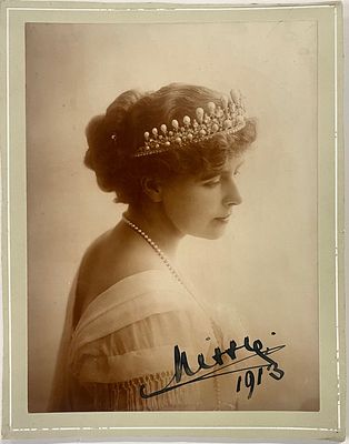 [Автограф] Фото. Портрет будущей королевы Румынии Марии. 1913 г. Размер: 25 х 18,5 см. Фото в 