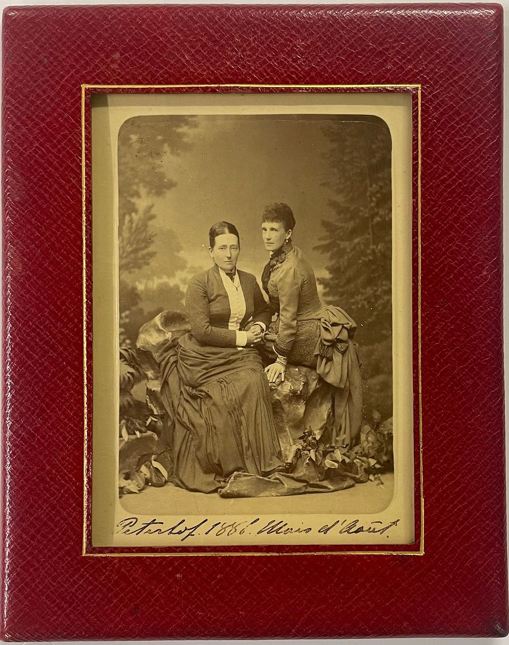 Фотогр. А. Ясвоин. Парный портрет княгинь Марии Максимилиановны и Евгении Максимилиановны 