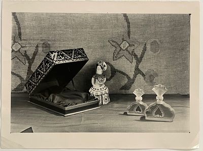 Фотогр. Хлебников А. (?) Парфюмерный набор "Сказка о царе Салтане". 1950 г. Фото. Размер: 20 х 