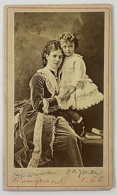 Фотогр. Везенберг и К. Будущая императрица Мария Федоровна с наследником Николаем. 1870-е гг. 