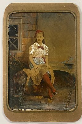 Фото иллюминированное. Девушка с сетью. 1860-е гг. Размер: 11,5 х 8 см.