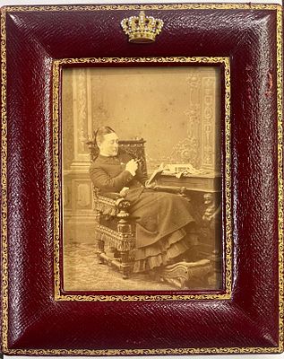 Фото. Портрет княгини Марии Максимилиановны. 1880-е гг. Размер: 15 х 10,5 см. В рамке красной 