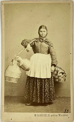 Фотогр. В. Каррик. Продавщица молока. Фото-визит. 1860-е гг. Размер: 9,5 х 5,5 см. Фото на 