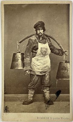 Фотогр. В. Каррик. Водонос. Фото-визит. 1860-е гг. Размер: 9,5 х 5,5 см. Фото на паспарту. 