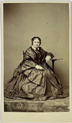 Фотогр. А. фон Кнорринг. Дама в черном платье. Фото-визит. 1860-е гг. Размер: 9 х 5,5 см. Фото 
