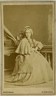 Фотогр. А. Ясвоин. Дама в чепце. 1870-е гг. Фото-визит. Размер: 9,3 х 5,5 см. Фото на паспарту. 