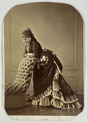 Фото. Дама у кресла. 1880-е гг. Размер: 13,5 х 9,5 см. Фото на паспарту. Фото и паспарту обрезаны.