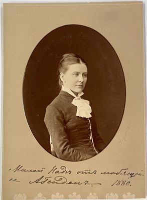 [Автограф] Фотогр. К. Бергамаско. Портрет Александры Гейден. 1880 г. Фото-кабинет. Размер: 11 х 