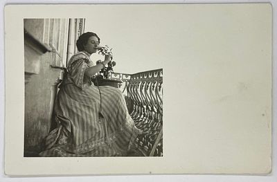 Фотооткр. Девушка на балконе. Нач. ХX в. Размер: 8,7 х 13,8 см. В хорошем состоянии.