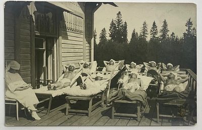 Фото. Солнечные ванны в санатории. 1920-е гг. Размер: 8,8 х 13,7 см. Фото с небольшими 