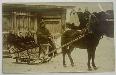 Фото. Девушки в санях. Нач. ХХ в. Размер: 9 х 14 см.