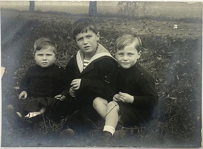 Фото. Цесаревич Алексей с кузенами в Германии. 1910-е гг. Размер: 8,8 х 12,3 см. Алексей 